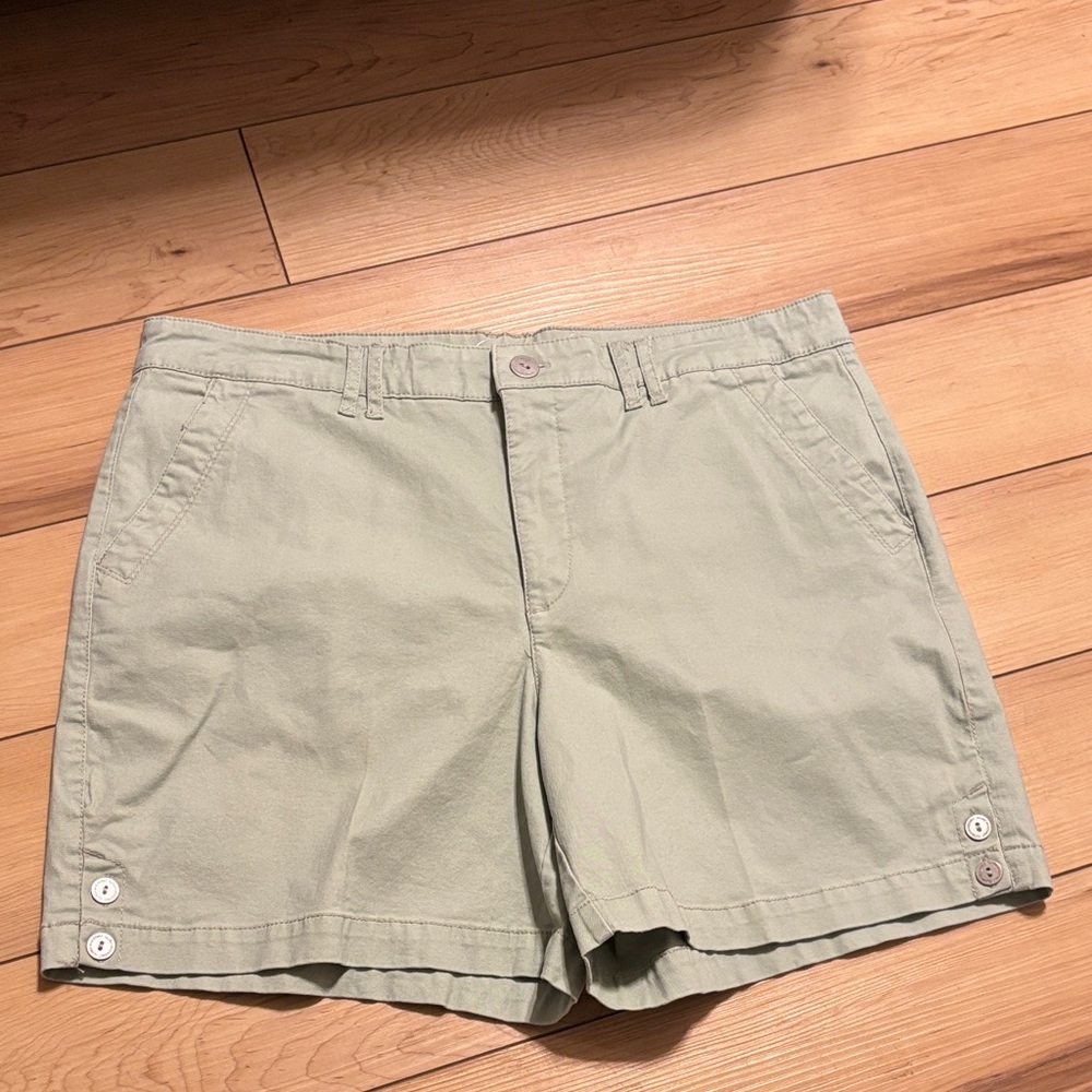 Gloria Vanderbilt Women's Slimming Cargo Shorts in Light Mint Green